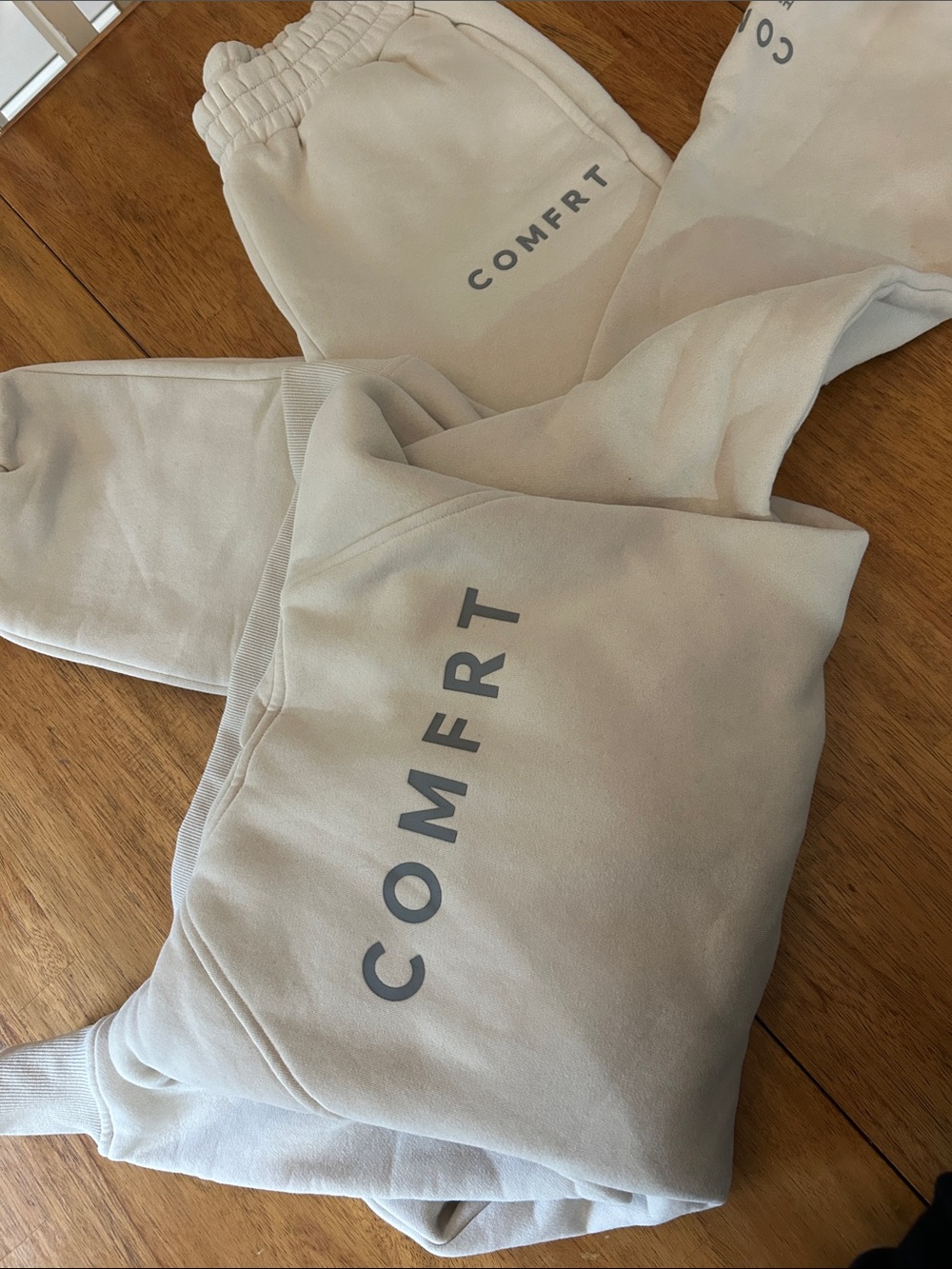 Comfort women’s  Cozy sweatshirt medium and Sweatpants small  in Cream